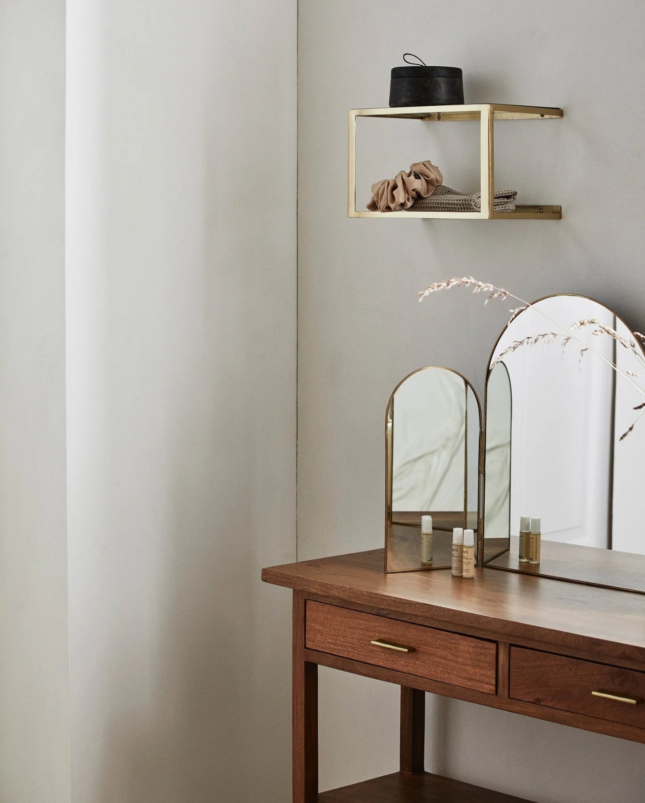 NERA shelf w/glass golden finish