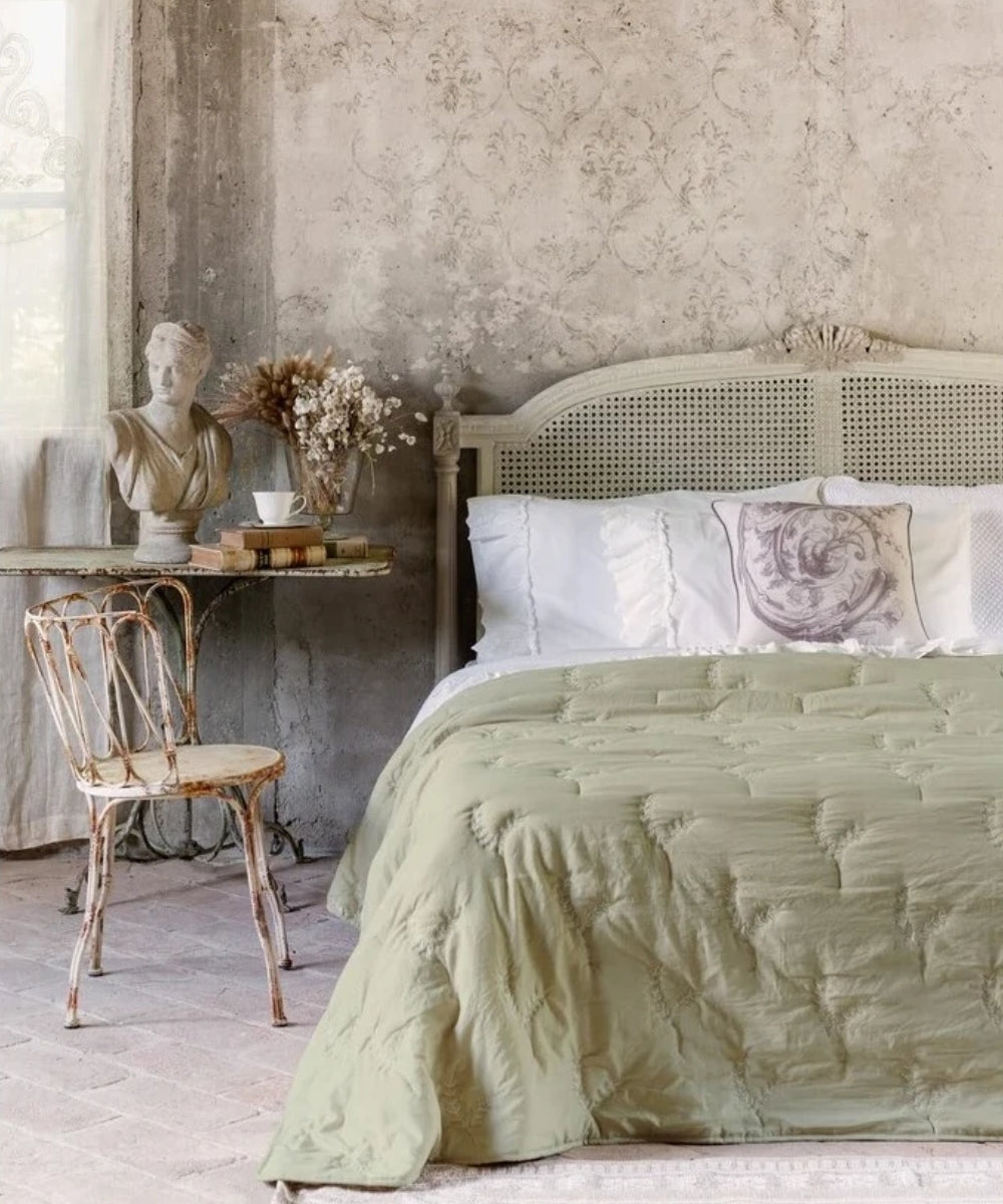 QUILT WITH EMBROIDERED